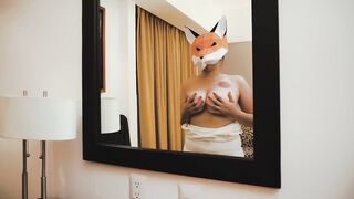Mexicana juega con sus tetas en un hotel