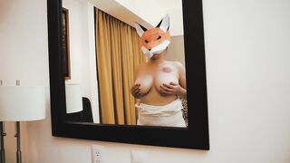 Mexicana juega con sus tetas en un hotel