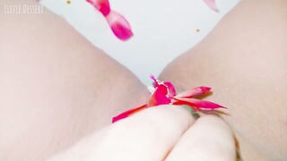 Florist hawt employee can't stand the urge to masturbate in the bath - Little Dessert