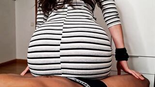 Hermanastra llega cachonda de la fiesta de sus eighteen cumpleaños y me da ricos sentones con su vestido corto ajustado de rayas