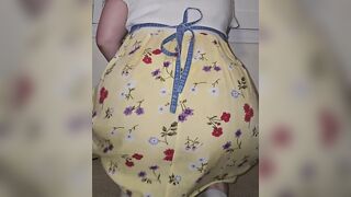 Curvy Latin chick showing off her bulky butt (in the past for her now ex ha-ha-ha)