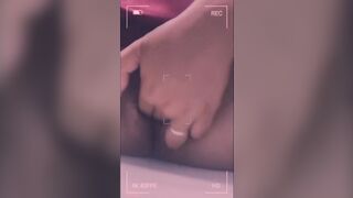 Me manda clips masturbandose!! MOJADITA