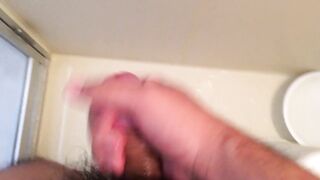 お風呂場で喘ぎながら手コキしてたら潮吹きしちゃった