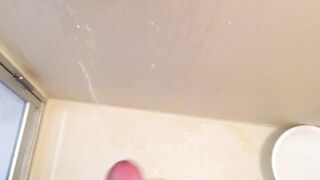 お風呂場で喘ぎながら手コキしてたら潮吹きしちゃった