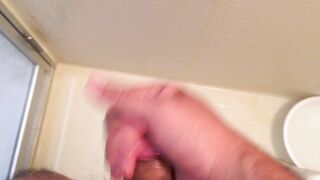 お風呂場で喘ぎながら手コキしてたら潮吹きしちゃった
