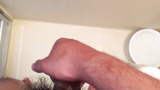 お風呂場で喘ぎながら手コキしてたら潮吹きしちゃった