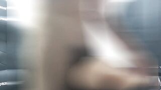 バックでピストンし射精する男