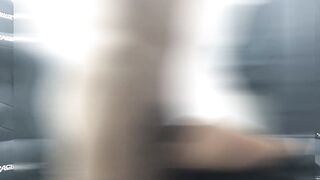 バックでピストンし射精する男
