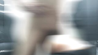バックでピストンし射精する男