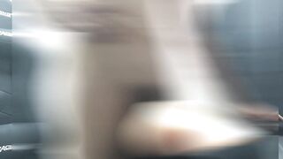 バックでピストンし射精する男