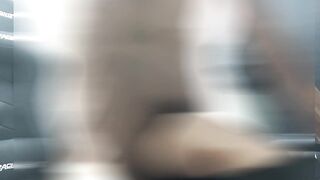 バックでピストンし射精する男