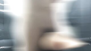 バックでピストンし射精する男