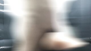 バックでピストンし射精する男