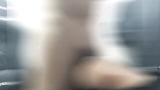 バックでピストンし射精する男