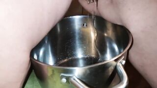 Pervert mother I'd like to fuck peeing
