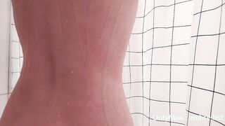 Je me fais baiser par le jet d'eau dans ma chatte tout mouillée