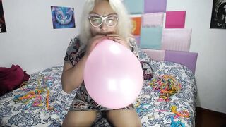 ElyRainbow Argentina Exploding a large pink balloon