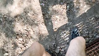 Riskanter Spaziergang und mit meinem Schwanz spielen im öffentlichem Wald