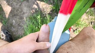 Riskanter Spaziergang und mit meinem Schwanz spielen im öffentlichem Wald