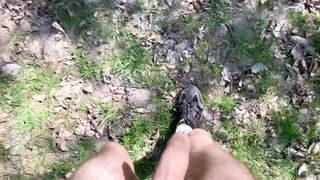 Riskanter Spaziergang und mit meinem Schwanz spielen im öffentlichem Wald