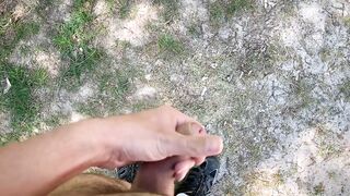 Riskanter Spaziergang und mit meinem Schwanz spielen im öffentlichem Wald