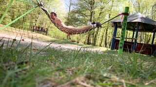 Riskanter Spaziergang und mit meinem Schwanz spielen im öffentlichem Wald