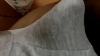 La mejor amiga de mi hermana entra a mi cuarto para jugar con mi verga buscando que la folle