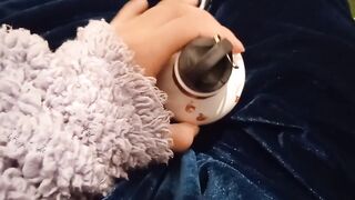 Comienzo a masturbarme en público no me aguanto y corro al baño para venirme