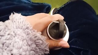 Comienzo a masturbarme en público no me aguanto y corro al baño para venirme