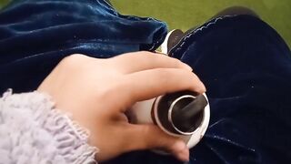 Comienzo a masturbarme en público no me aguanto y corro al baño para venirme