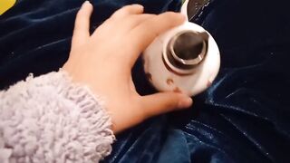 Comienzo a masturbarme en público no me aguanto y corro al baño para venirme
