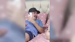 Tive que dividir cama com minha colega de quarto devido reforma da casa!