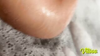A hot beauty playing in the hawt tub – See her get permeated