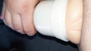 Bulky Hunk fickt seine gummifotze und spritzt rein
