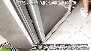 Laure Raccuzo - Jeune femme de menage vide les couilles