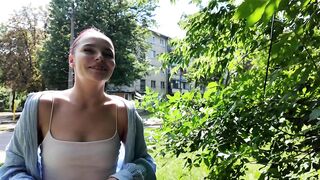 Внезапно захотела трахаться, отвела парня в парк