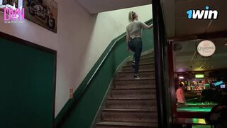 Chica rockera follada MUY DURO en una DOBLE PENETRACION a la Salida del BAR