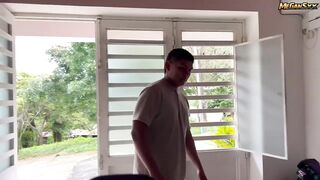 Cliente que vino a ver la moto de mi marido quiere subirse a la moto y tambien en mi.