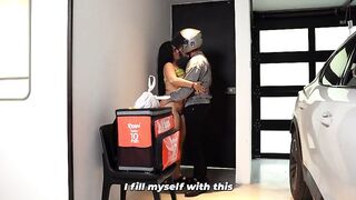 Large-bootied woman gives pizza delivery man 5 stars after a great bang