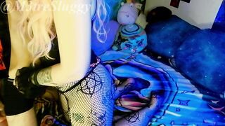 Nice-looking blond alt sucks and gets cum on it - M3treSluggy