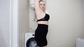 LARGE BUTT DANCE IN WASHROOM