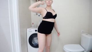 LARGE BUTT DANCE IN WASHROOM