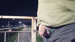Mostrando la pija en la ruta mientras pasan los autos