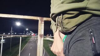 Mostrando la pija en la ruta mientras pasan los autos