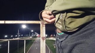 Mostrando la pija en la ruta mientras pasan los autos
