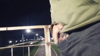 Mostrando la pija en la ruta mientras pasan los autos