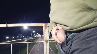 Mostrando la pija en la ruta mientras pasan los autos