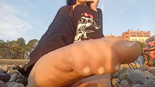 POV НОЖКИ В КОЛГОТКАХ У МОРЯ УНИЖЕНИЯ НА РУССКОМ