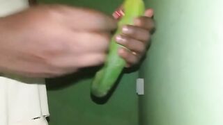 Jerking off my cucumber worthy and slow ?
