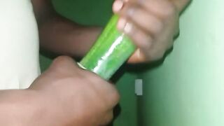 Jerking off my cucumber worthy and slow ?